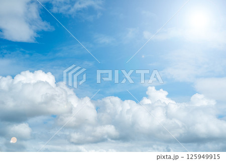 青空と夏の雲｜爽やかな太陽の風景 125949915