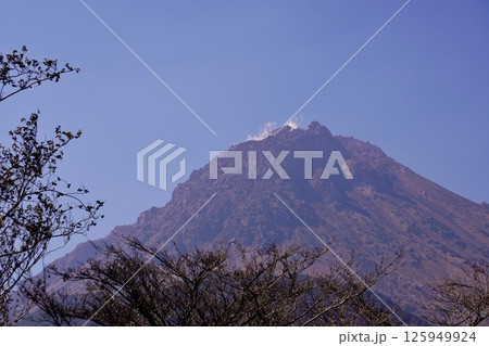 島原まゆやまロードから見上げる雲仙普賢岳 125949924