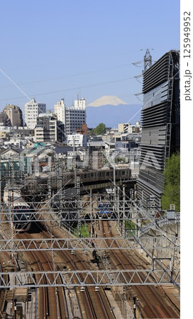 東京科学大（旧東工大）大岡山キャンパス内にある「東京冨士見坂」から見た富士山、東急の電車 125949952