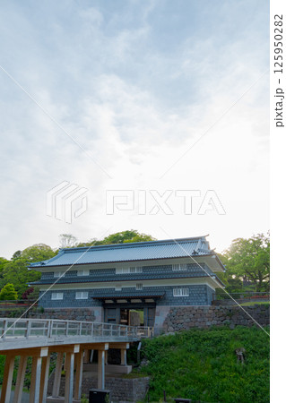 金沢城公園にある復元された鼠多門・鼠多門橋（5月撮影） 125950282