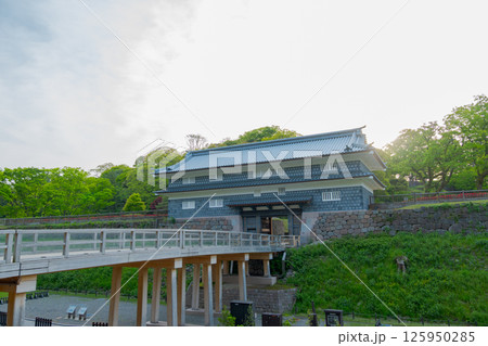 金沢城公園にある復元された鼠多門・鼠多門橋（5月撮影） 125950285
