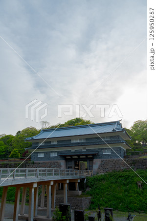 金沢城公園にある復元された鼠多門・鼠多門橋（5月撮影） 125950287