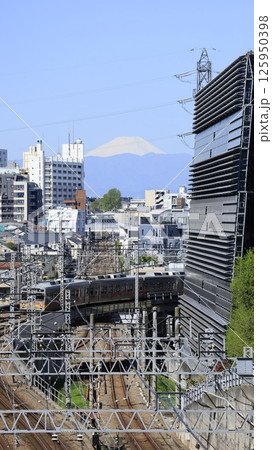 東京科学大（旧東工大）大岡山キャンパス内にある「東京富士見坂」から見た富士山、東急の電車 125950398