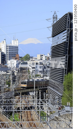 東京科学大（旧東工大）大岡山キャンパス内にある「東京富士見坂」から見た富士山、東急の電車 125950400