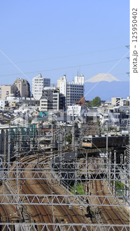 東京科学大（旧東工大）大岡山キャンパス内にある「東京富士見坂」から見た富士山、東急の電車 125950402