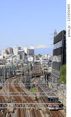 東京科学大（旧東工大）大岡山キャンパス内にある「東京富士見坂」から見た富士山、東急の電車 125950405