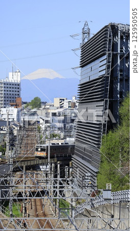 東京科学大（旧東工大）大岡山キャンパス内にある「東京冨士見坂」から見た富士山、東急の電車 125950505
