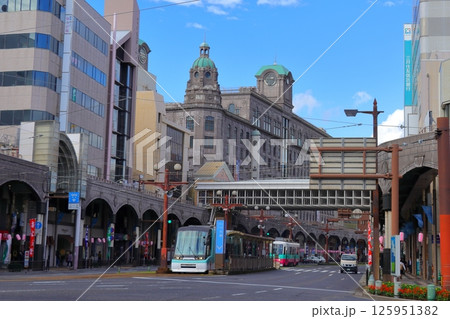 鹿児島市の日常風景 路面電車と人々が行き交う秋の街角 《鹿児島》 鹿児島市の日常風景 路面電車と人々が行き交う秋の街角 《鹿児島》 125951382