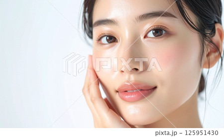 顔に手を当てる美肌女性 125951430