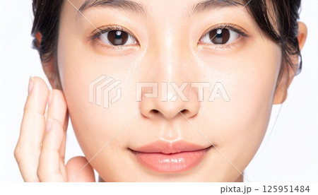 顔に手を当てる美肌女性 125951484
