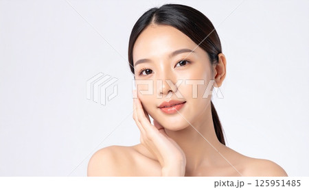 顔に手を当てる美肌女性 顔に手を当てる美肌女性 125951485