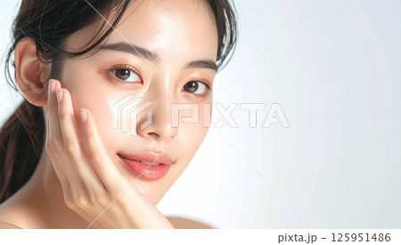 顔に手を当てる美肌女性 顔に手を当てる美肌女性 125951486