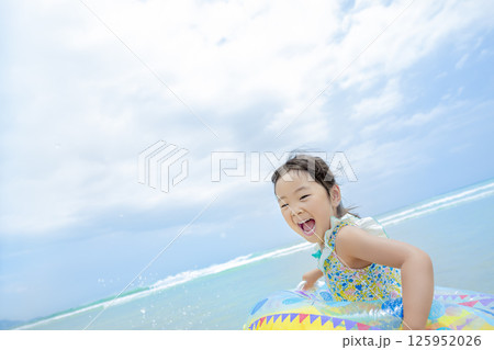 夏の海で遊ぶ女の子 125952026