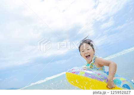 夏の海で遊ぶ女の子 125952027