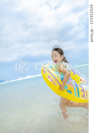 夏の海で遊ぶ女の子 125952029