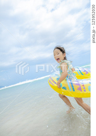 夏の海で遊ぶ女の子 125952030