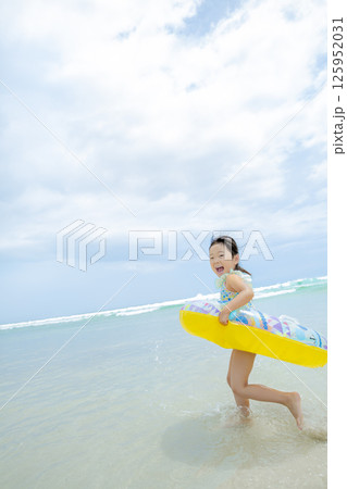 夏の海で遊ぶ女の子 125952031