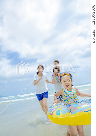 夏の海で遊ぶ4人家族 125952036