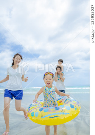夏の海で遊ぶ4人家族 夏の海で遊ぶ4人家族 125952037