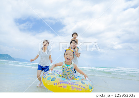 夏の海で遊ぶ4人家族 125952038