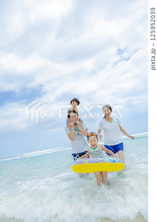 夏の海で遊ぶ4人家族 夏の海で遊ぶ4人家族 125952039