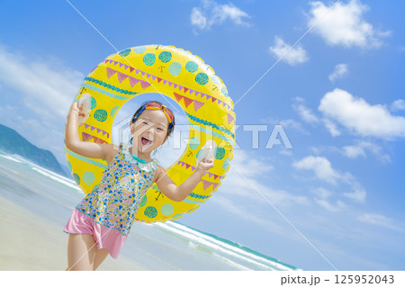 夏の海で浮き輪を持って遊ぶ女の子 夏の海で浮き輪を持って遊ぶ女の子 125952043