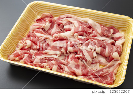 プラトレーに入った牛バラ肉 黒バック プラトレーに入った牛バラ肉 黒バック 125952207