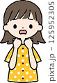 パジャマを着た短い髪の上半身の女性が困っている 125952305