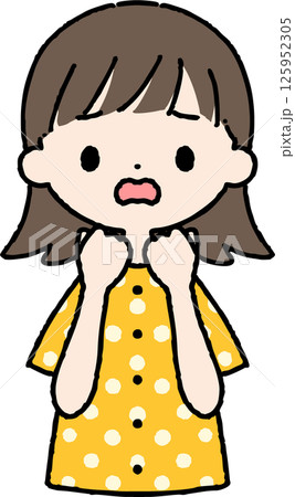 パジャマを着た短い髪の上半身の女性が困っている 125952305