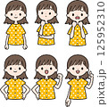 パジャマを着た短い髪の上半身女性セット 125952310