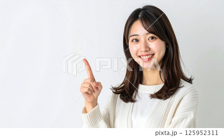 上を指さす笑顔な女性 上を指さす笑顔な女性 125952311