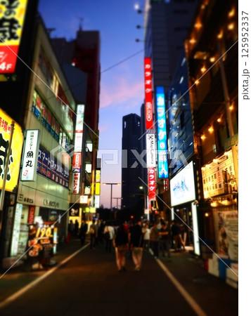 新宿西口の飲食・量販店街の道路風景。夜。ジオラマ風。 125952337