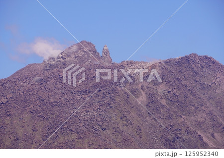仁田峠　妙見岳より雲仙普賢岳の平成新山の溶岩ドーム 125952340