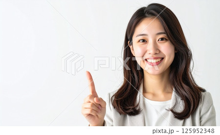 笑顔で指差しをするビジネスウーマン 125952348
