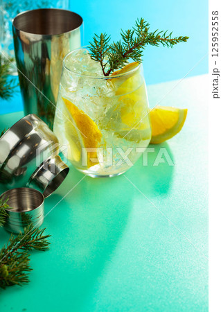 Gin and tonic cocktail with crushed ice and lemon slices. Gin and tonic cocktail with crushed ice and lemon slices. 125952558