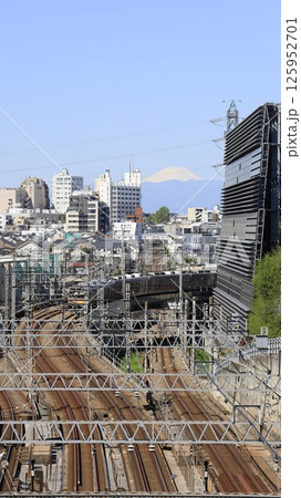 東京科学大(旧東工大)大岡山キャンパス内にある「東京富士見坂」から見た富士山、東急の電車 東京科学大(旧東工大)大岡山キャンパス内にある「東京富士見坂」から見た富士山、東急の電車 125952701