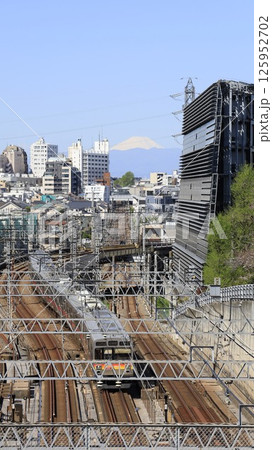 東京科学大（旧東工大）大岡山キャンパス内にある「東京富士見坂」から見た富士山、東急の電車 125952702