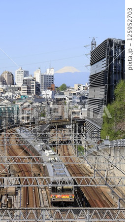 東京科学大（旧東工大）大岡山キャンパス内にある「東京冨士見坂」から見た富士山、東急の電車 125952703