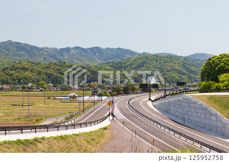 新しく開通した自動車専用道路 新しく開通した自動車専用道路 125952758