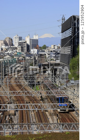 東京科学大大岡山キャンパスの「東京冨士見坂」、東急大井町線と目黒線の立体交差を走行する電車と富士山 125952904