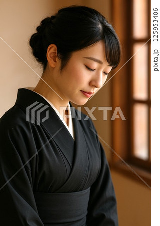伏し目がちに応える女性の横顔 125953406
