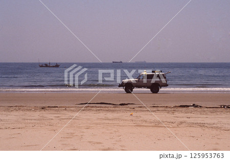 砂浜を走る車 125953763