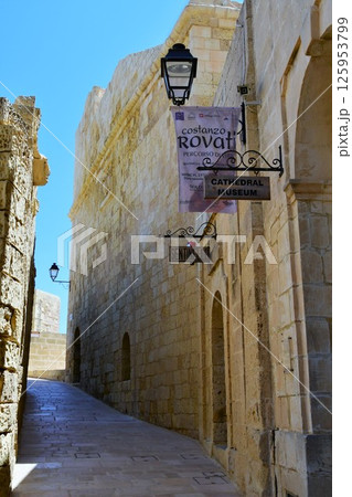 マルタ共和国、ゴゾ島、ヴィクトリア、チタデル、城塞内の小道 125953799