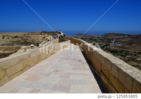 マルタ共和国、ゴゾ島、ヴィクトリア、チタデル、城塞の通路 125953805