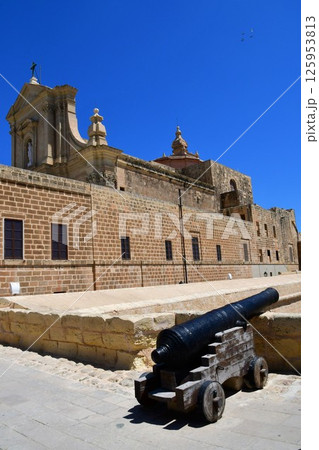 マルタ共和国、ゴゾ島、ヴィクトリア、チタデル、大聖堂、大砲 マルタ共和国、ゴゾ島、ヴィクトリア、チタデル、大聖堂、大砲 125953813