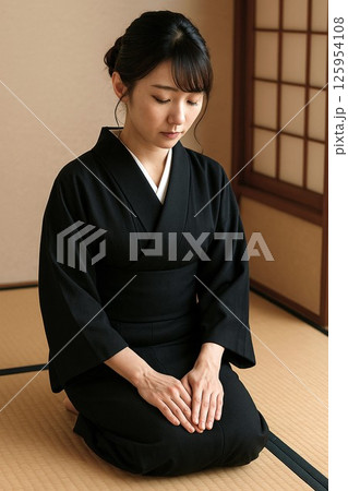 正座して静かに佇む女性の横顔 125954108