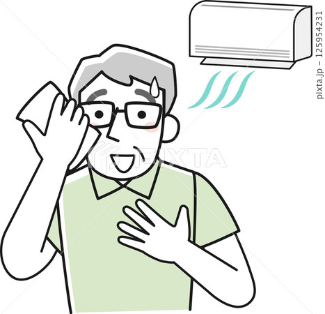 冷房で暑さをしのぐ笑顔の高齢男性 125954231