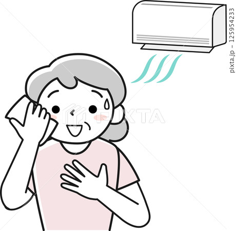 冷房で暑さをしのぐ笑顔の高齢女性 冷房で暑さをしのぐ笑顔の高齢女性 125954233