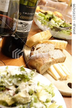赤ワインのある食卓 パンとチーズ、サラダ 赤ワインのある食卓 パンとチーズ、サラダ 125954296