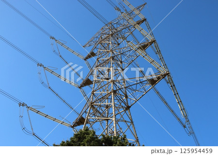 怪獣を思わせる巨大な高圧電線の鉄塔 125954459